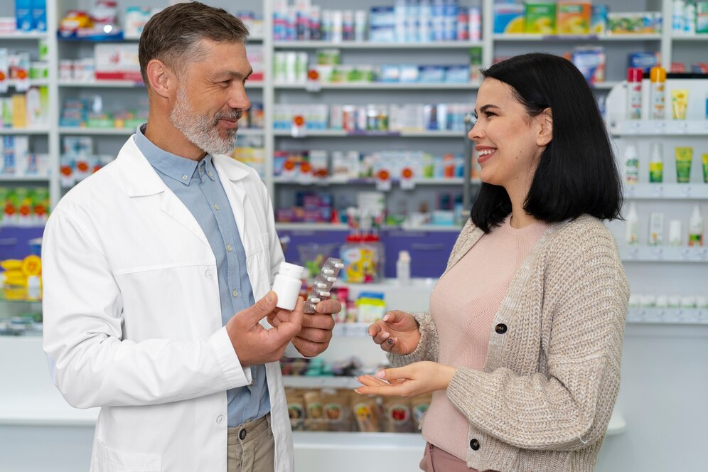 medium-shot-pharmacist-helping-patient